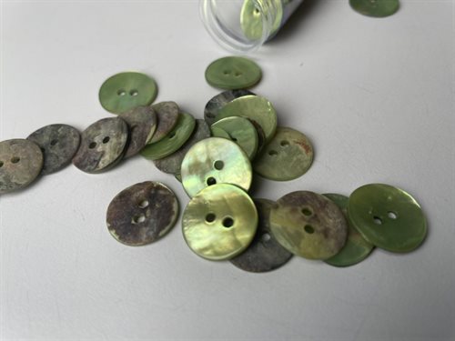 Farvet perlemor knap - lys grøn, 15 mm